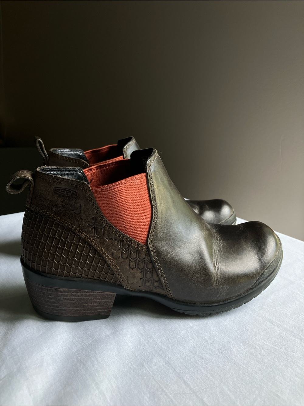Keen Morrison Chelsea boots leather ankle bootie women’s size 6